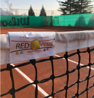Primo piano del net e banner RedPlus su campo da tennis in terra rossa
