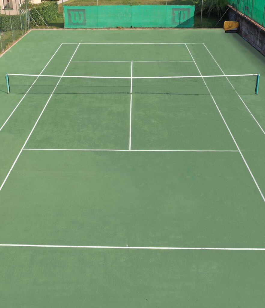 Campo da tennis Green Clay RedPlus con superficie verde e linee bianche
